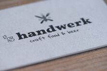 Finales Logo auf der Visitenkarte - Markenentwicklung des Szene Lokals ’s handwerk - craft food & craft beer in Sonthofen