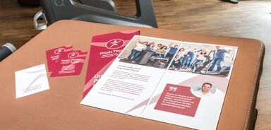 Drucksachen wie Visitenkarten und Infoflyer der Praxis Titscher in Oberstdorf im Allgäu