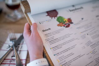 Übersichtliche Speisekarte für  Szene Gastronomie - Markenentwicklung des Szene Lokals ’s handwerk - craft food & craft beer in Sonthofen Übersichtliche Speisekarte für  Szene Gastronomie - Markenentwicklung des Szene Lokals ’s handwerk - craft food & craft beer in Sonthofen