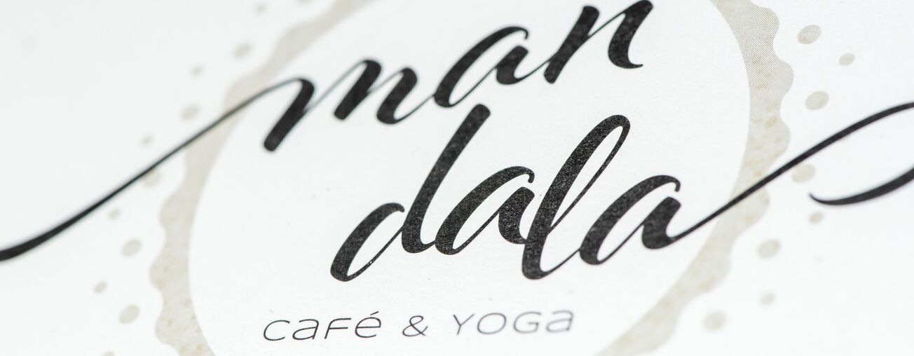 Neues Logo für Betriebserweiterung mit der Kombination von Yoga und veganem Café.