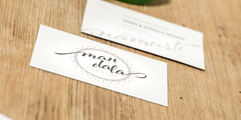 Zweiseitige Visitenkarten für das Mandala Café 