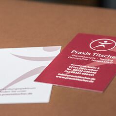 Visitenkarten der Praxis Titscher in Oberstdorf im Allgäu