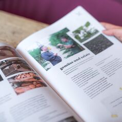 Erzeugerbroschüre mit Themenseiten für Hersteller - Druckprodukte für die Markenentwicklung des Szene Lokals ’s handwerk - craft food 