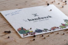 Details der grafischen Elemente auf der Visitenkarte - Markenentwicklung des Szene Lokals ’s handwerk - craft food & craft beer in Sonthofen Details der grafischen Elemente auf der Visitenkarte - Markenentwicklung des Szene Lokals ’s handwerk - craft food & craft beer in Sonthofen