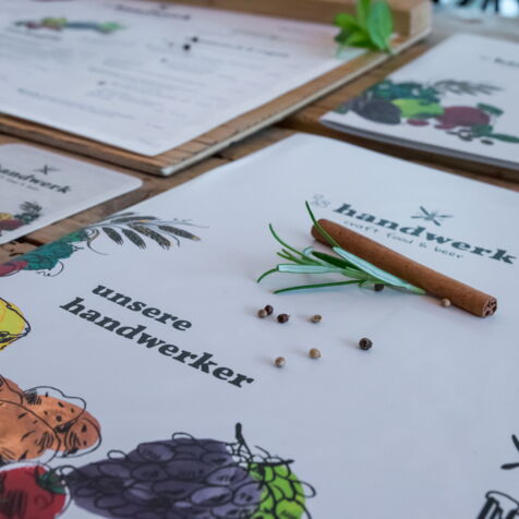 Übersicht von Druckpruckten für Gastronomie - Markenentwicklung des Szene Lokals ’s handwerk - craft food & craft beer in Sonthofen