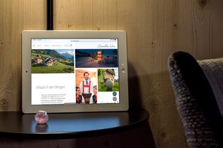 Moderne Webseite für das Hotel Oswalda Hus Kleinwalsertal - Bio zertifizierte Küche und Allgäu Top Hotel – dargestellt auf einem Apple iPad