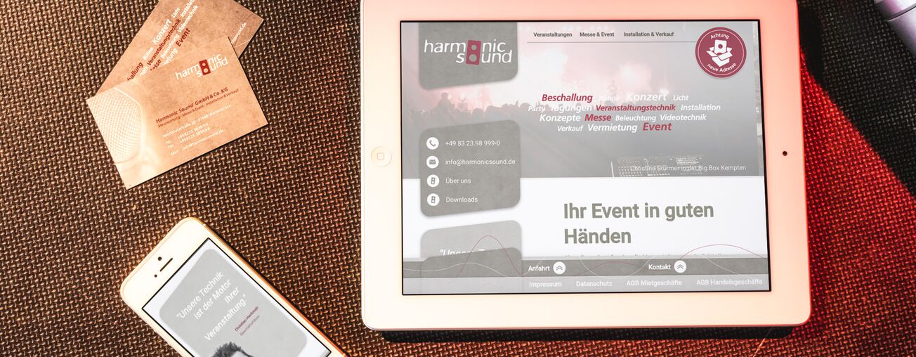 Übersichtliche Startseite der Webseite von harmonicsound.de Veranstaltungstechnik im Allgäu dargestellt auf einem Apple iPhone und Apple iPad