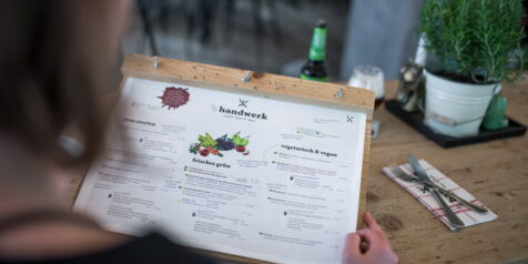 Übersichtliche Speisekarte für  Szene Gastronomie - Markenentwicklung des Szene Lokals ’s handwerk - craft food 