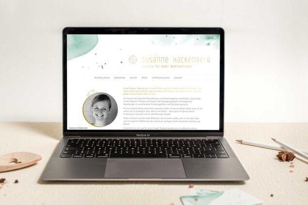 Die Website im Corporate Design dargestellt auf einem Laptop - Susanne Hackenberg