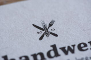 Finales Signet auf der Visitenkarte - Markenentwicklung des Szene Lokals ’s handwerk - craft food & craft beer in Sonthofen Finales Signet auf der Visitenkarte - Markenentwicklung des Szene Lokals ’s handwerk - craft food & craft beer in Sonthofen