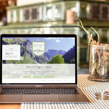 Die Webseite des Berggasthofes Oytalhaus dargestellt auf einem Laptop