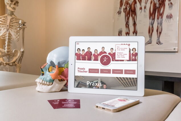 Webseite und persönliche Darstellung der Praxis Titscher praxistitscher.de in Oberstdorf im Allgäu dargestellt auf einem Apple iPad und Apple iPhone Webseite und persönliche Darstellung der Praxis Titscher praxistitscher.de in Oberstdorf im Allgäu dargestellt auf einem Apple iPad und Apple iPhone