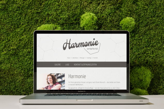 Nachhaltige Werbung und natürliche Kommunikation für Naturfrisör mit responsiver OnePage Webseite dargestellt auf Apple MacBook Pro