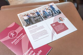 Innenseiten des Infoflyers der Praxis Titscher in Oberstdorf im Allgäu mit Darstellung persönlicher Zitate Innenseiten des Infoflyers der Praxis Titscher in Oberstdorf im Allgäu mit Darstellung persönlicher Zitate
